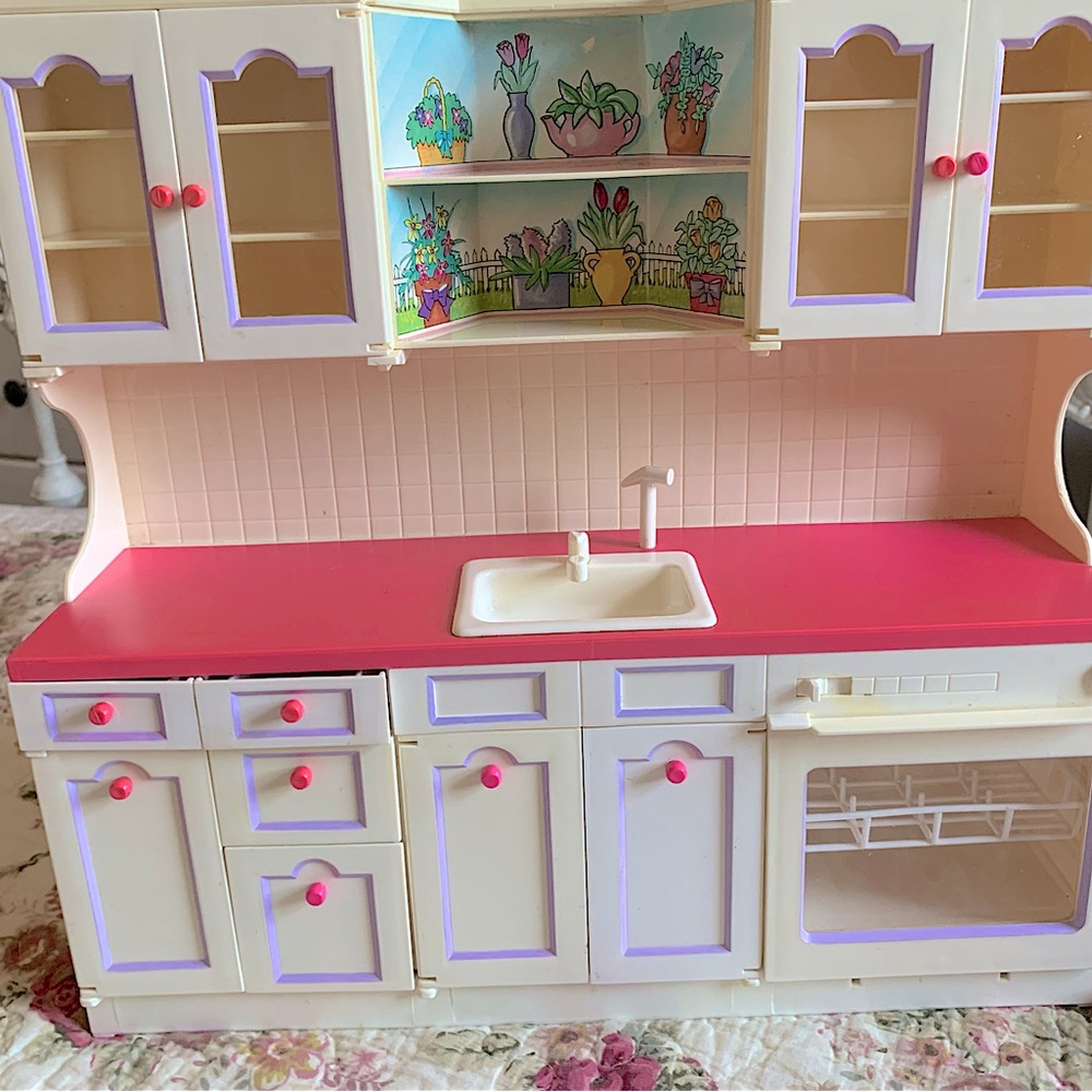 TYCO Kitchen Littles kitchen. Kitchen only. Accessories not included.